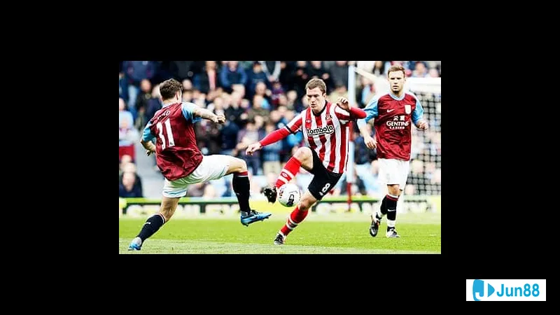 Hành động trong trận đấu giữa Sunderland và Aston Villa