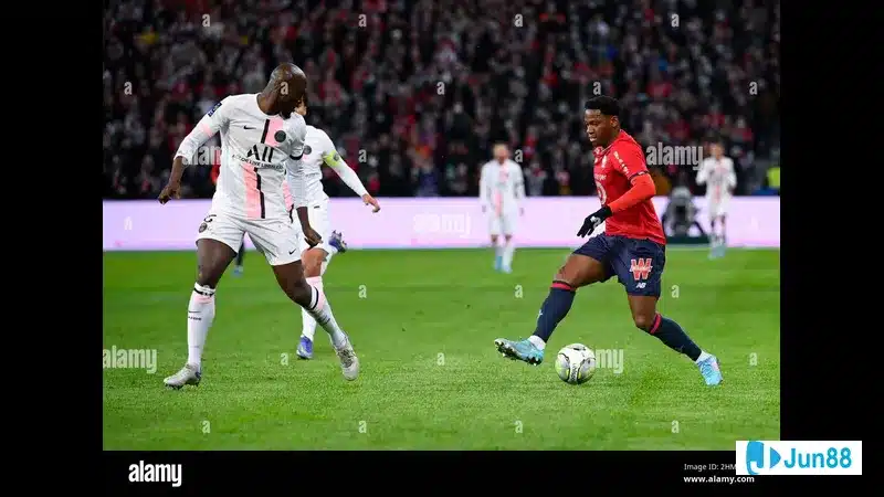 Cầu thủ của PSG nỗ lực vượt qua hàng phòng ngự của Lille trong trận đấu quyết liệt