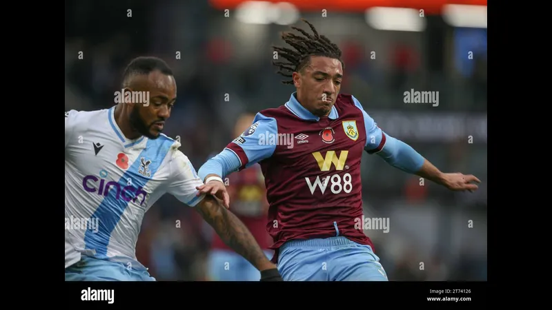 Cầu thủ Burnley chạy nhanh để chặn bóng khỏi cầu môn của Crystal Palace Cầu thủ Burnley chạy nhanh để chặn bóng khỏi cầu môn của Crystal Palace