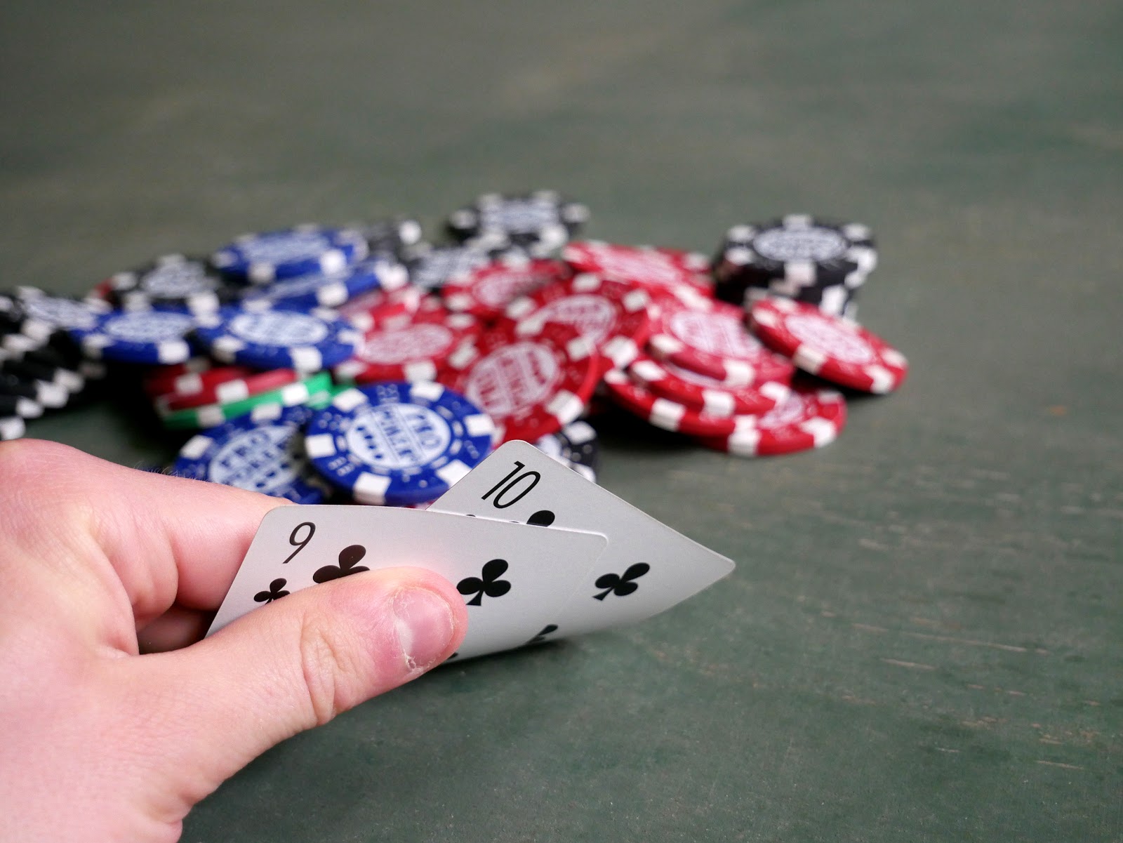 Hướng Dẫn Luật Chơi Sâm Lốc Dễ Hiểu Nhất 5 Two poker cards and poker chips 20170611 1